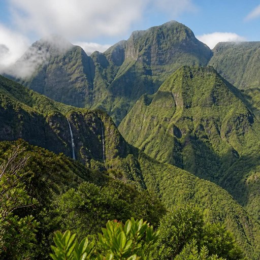 Cirque volcanique verdoyant et cascade à La Réunion