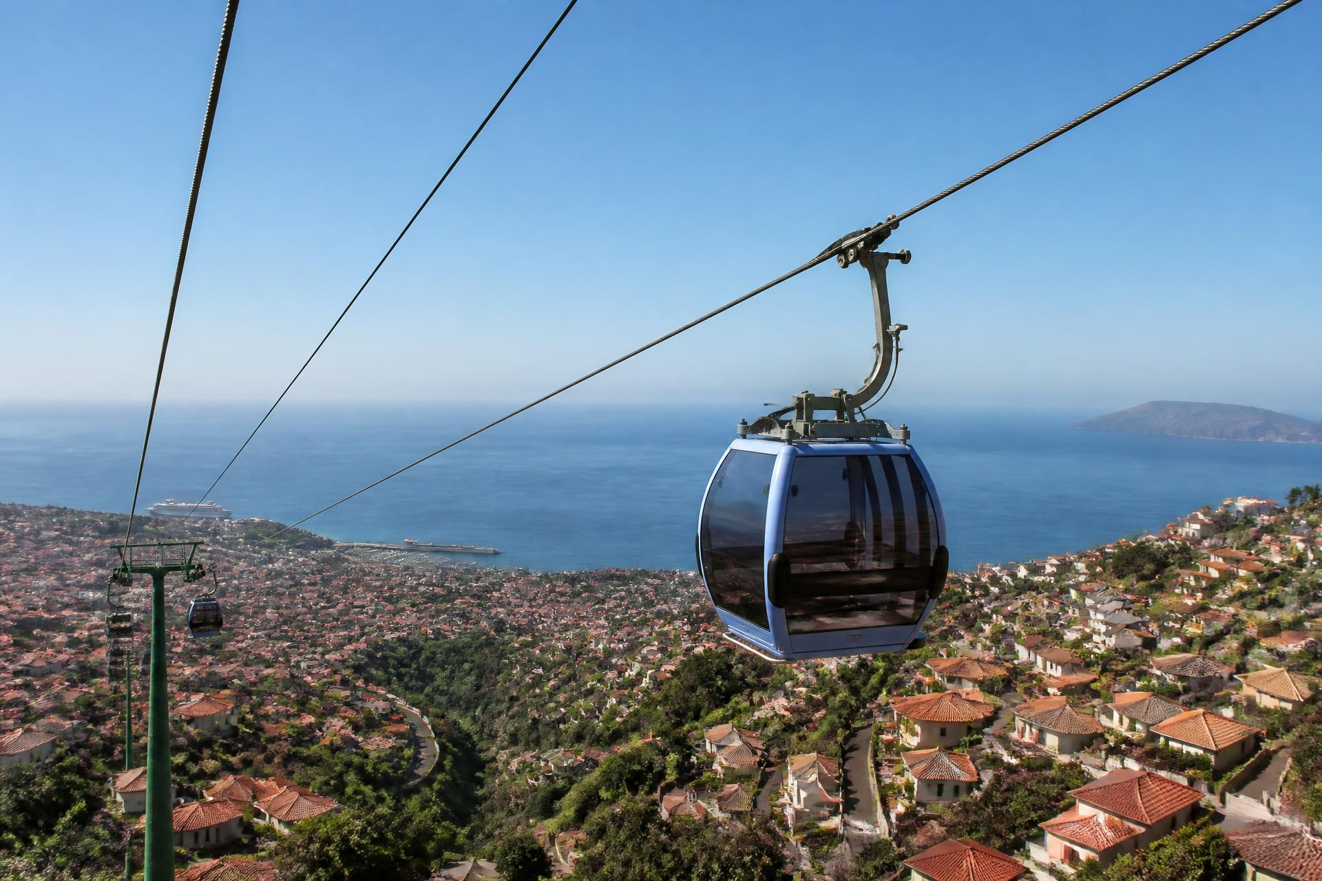 Téléphérique de Madère survolant les toits et la baie de Funchal